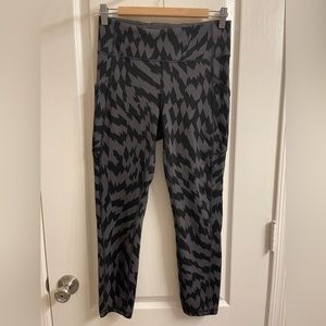 LULULEMON leggings 7/8, black & gray zig zag, like new size 6